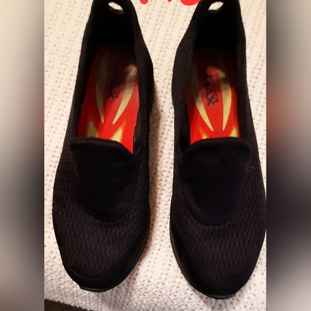 EUC Women's Skecher's size 7.5